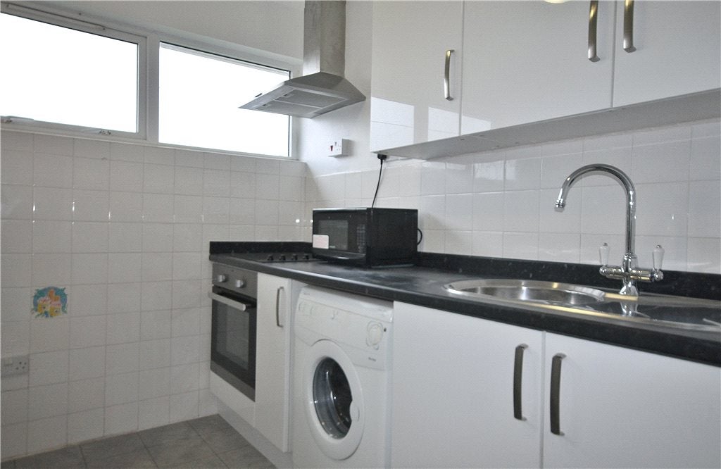 Flat Ashwood Road in Borough of Runnymede