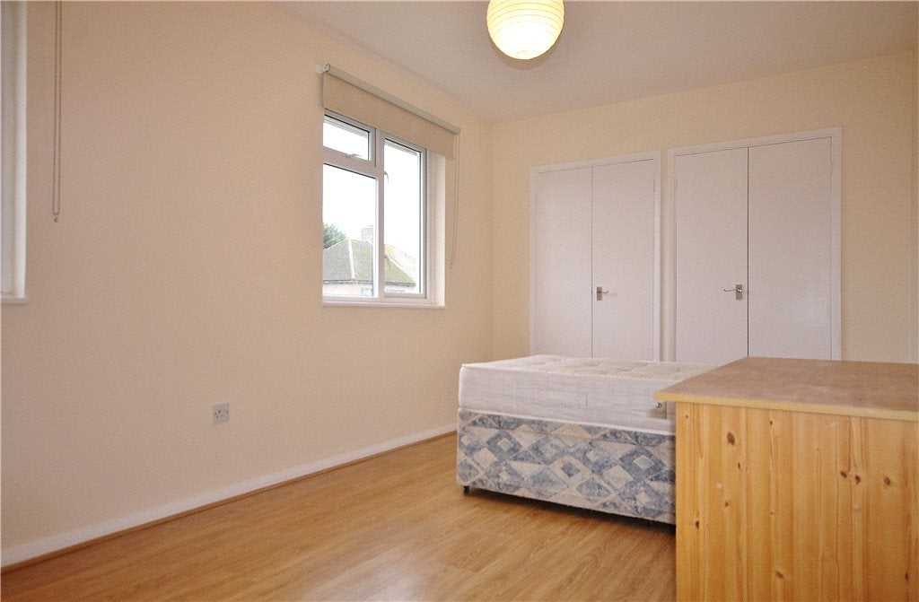 Flat Ashwood Road in Borough of Runnymede