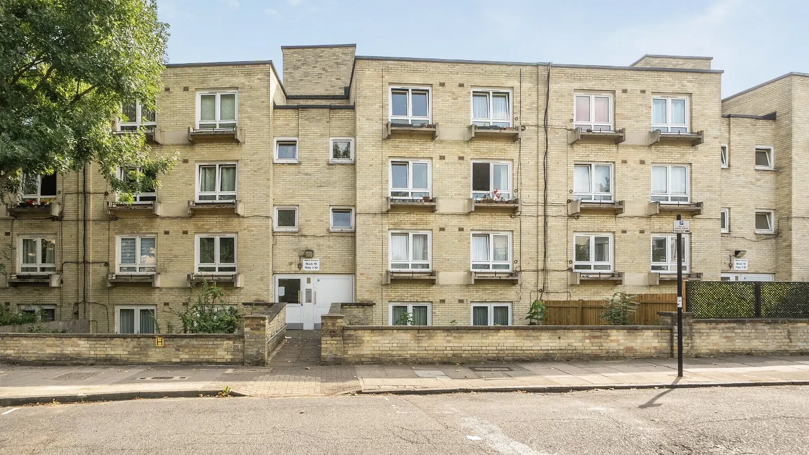 Flat Moelwyn Hughes Court in Greater London