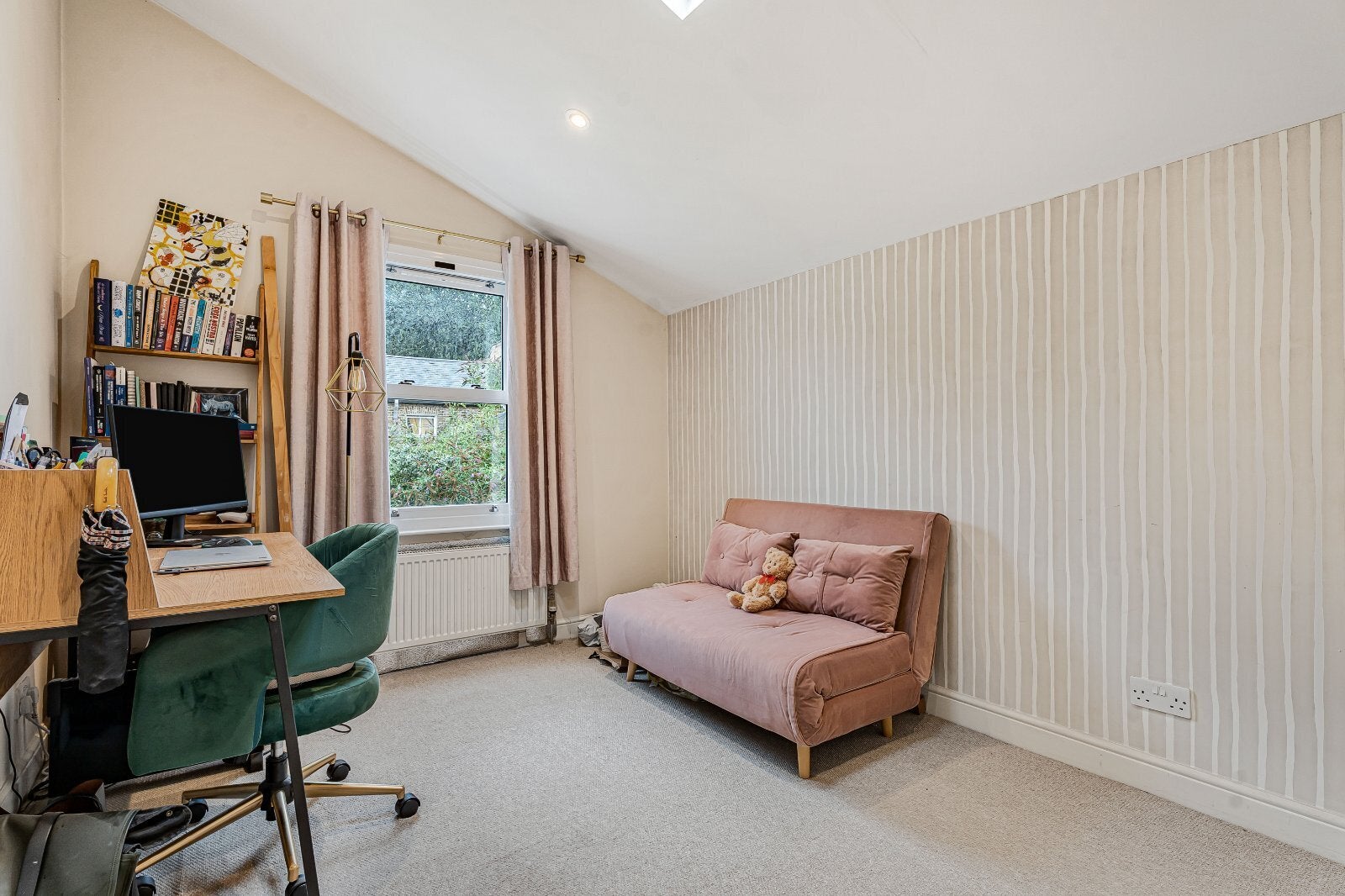 Flat Chivalry Road in Greater London