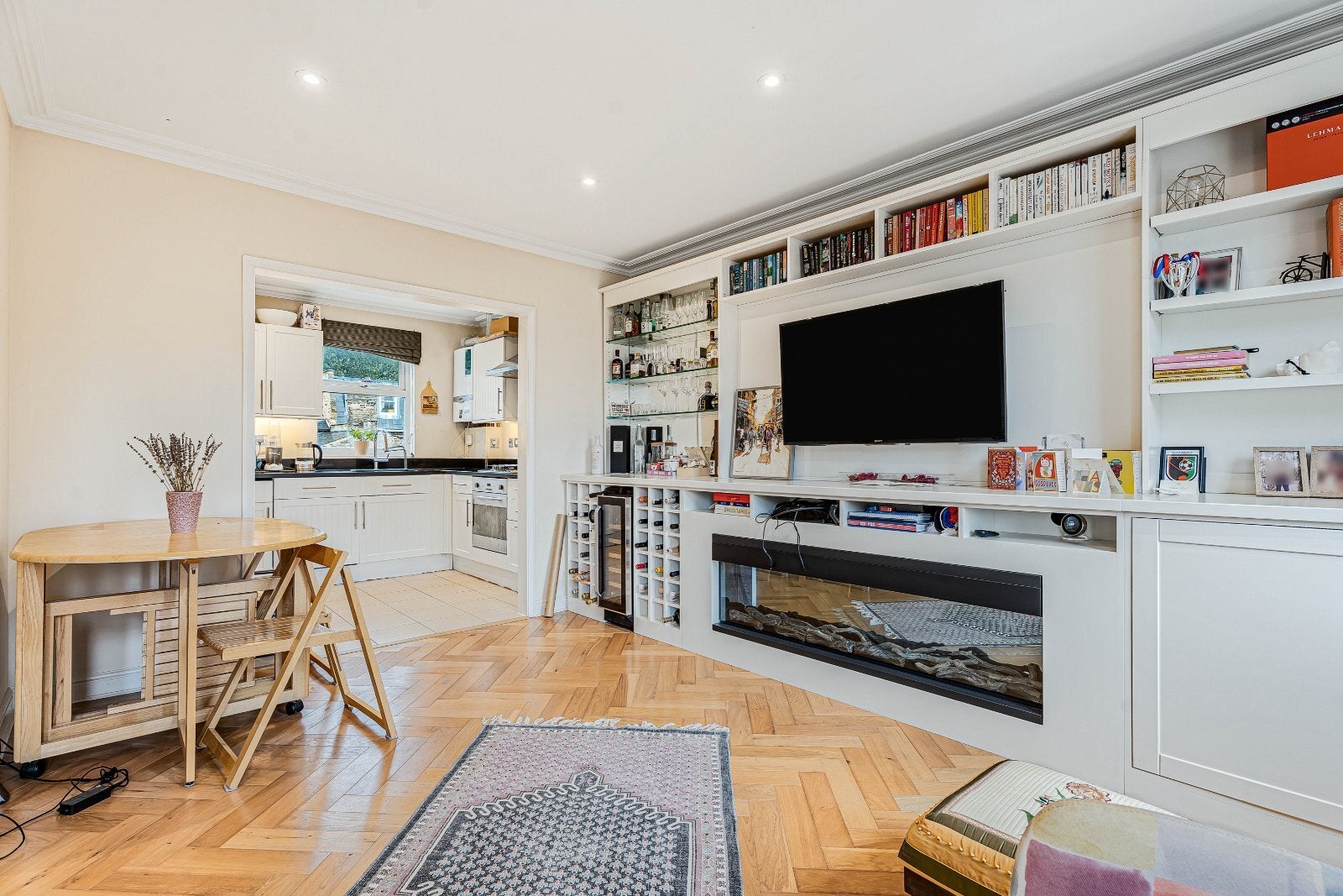 Flat Chivalry Road in Greater London