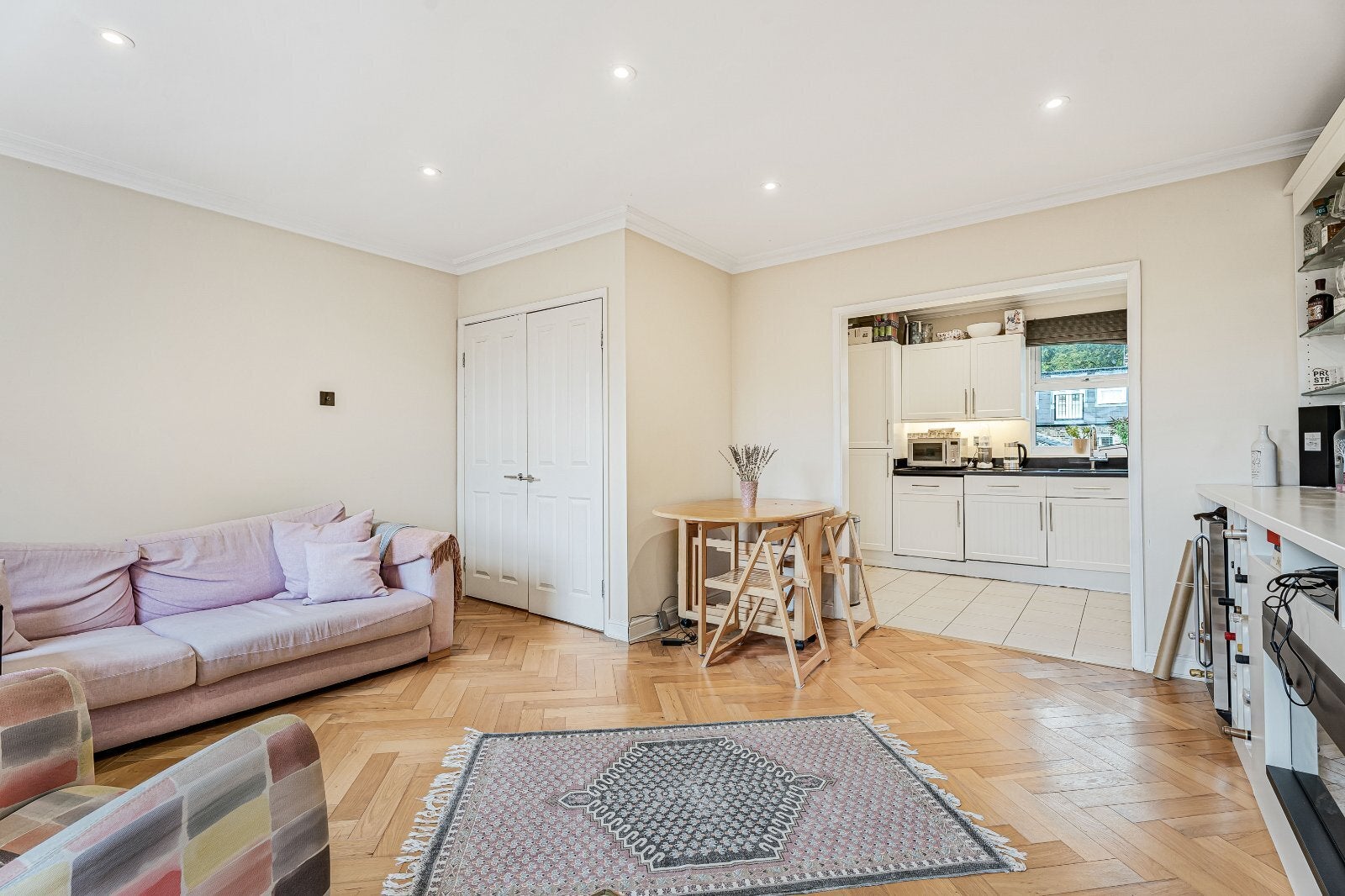 Flat Chivalry Road in Greater London