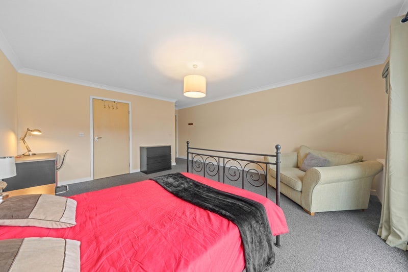 Room Whitehill Court in Glasgow