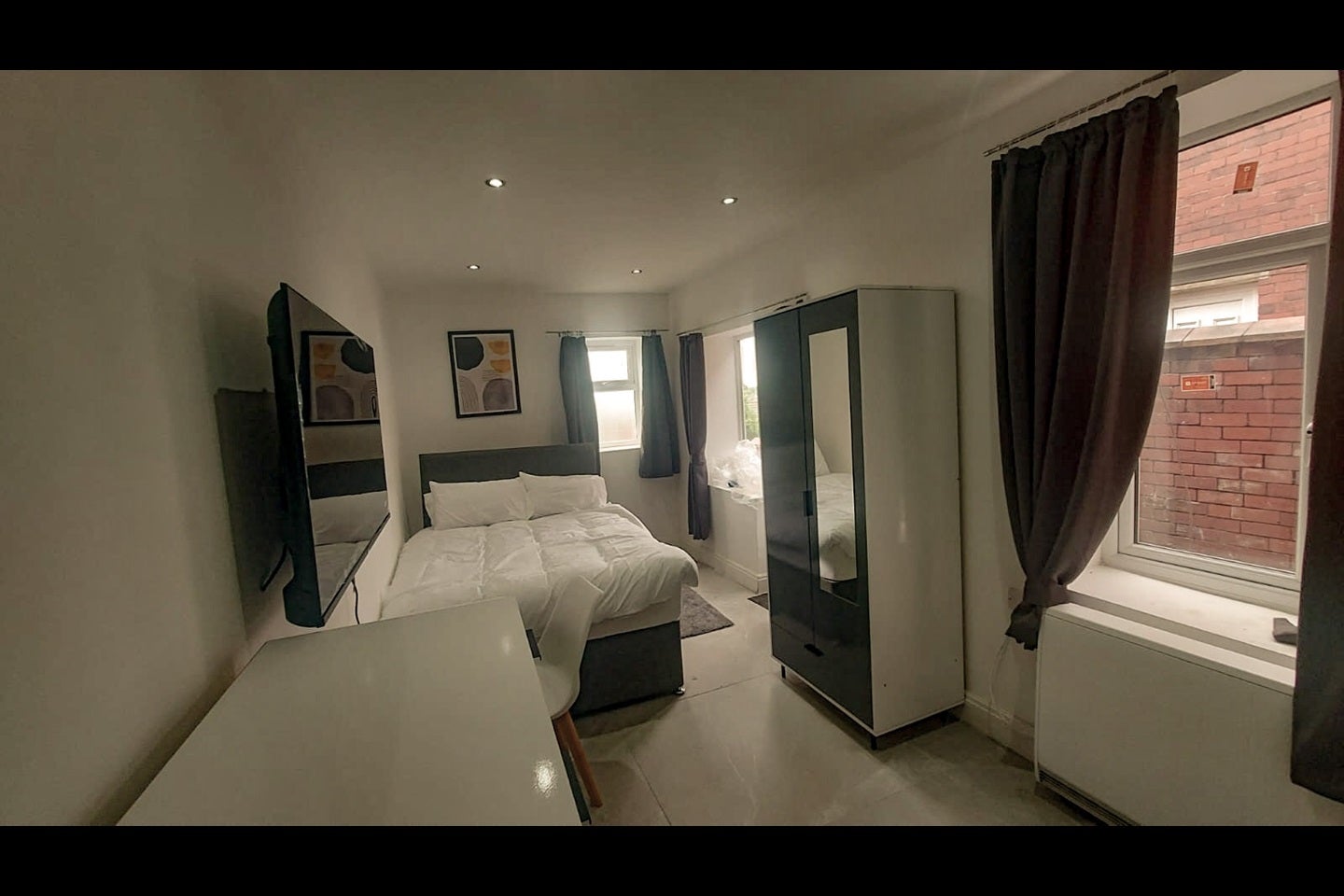 Room Abbey Hills Road in Oldham