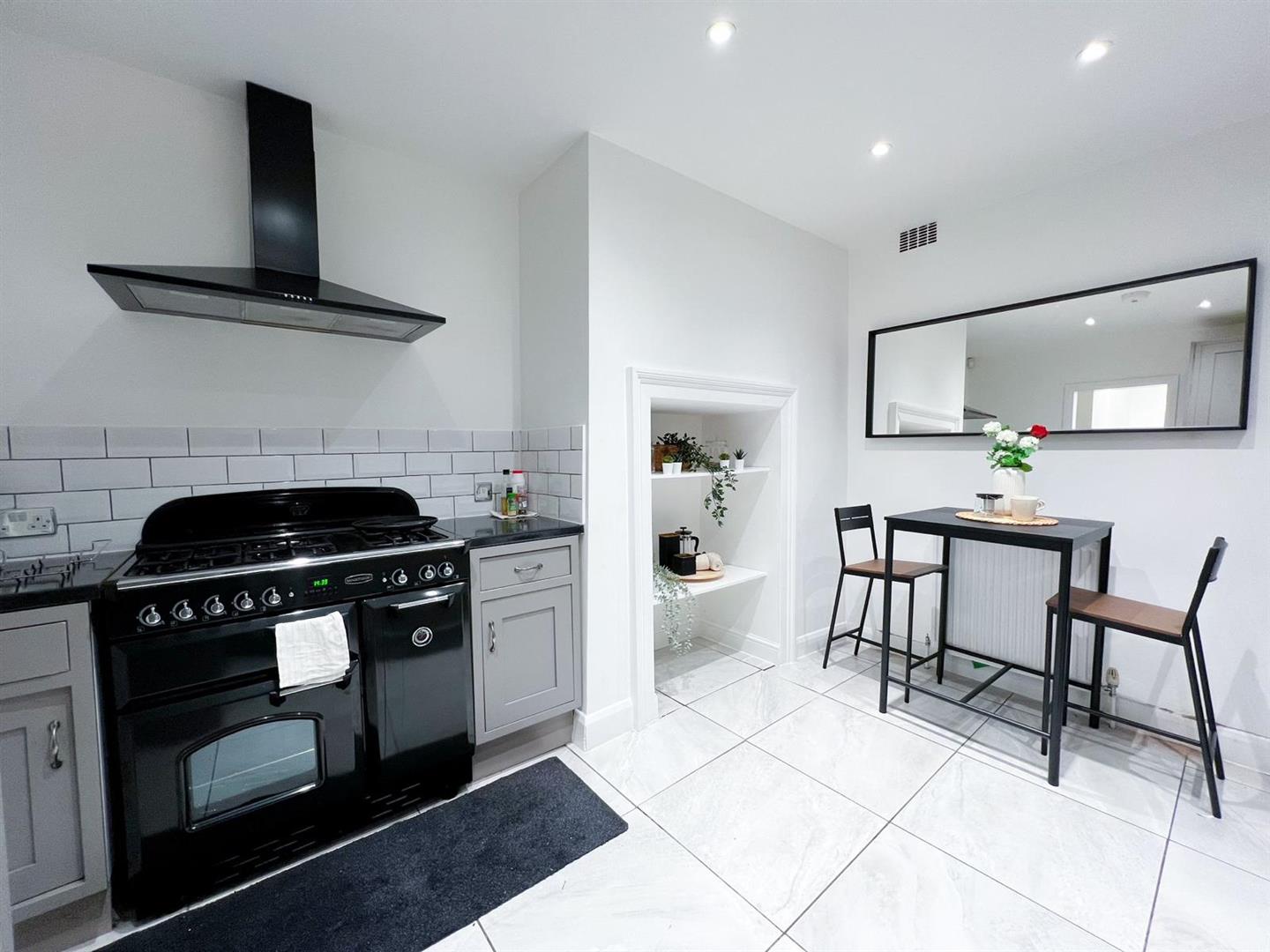 Flat Gleneldon Road in Greater London