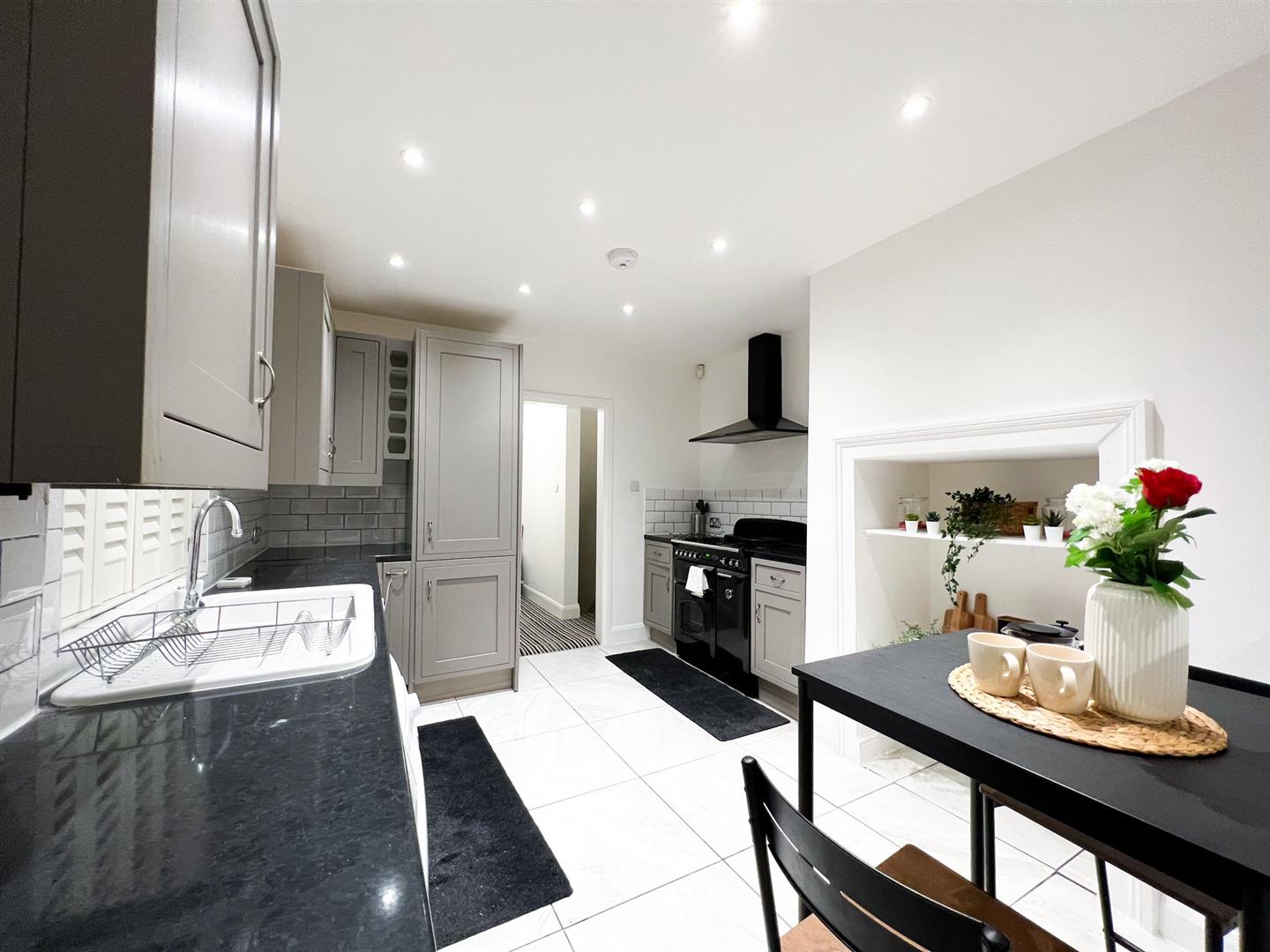 Flat Gleneldon Road in Greater London