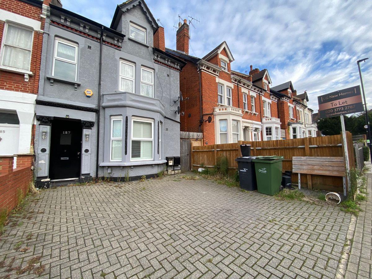 Flat Gleneldon Road in Greater London