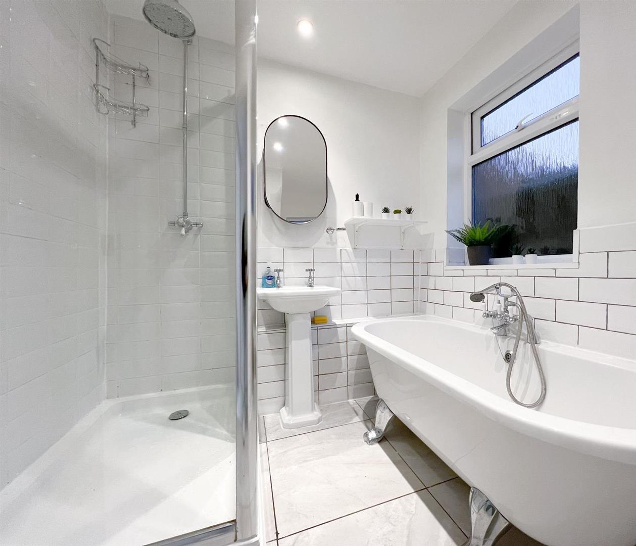 Flat Gleneldon Road in Greater London