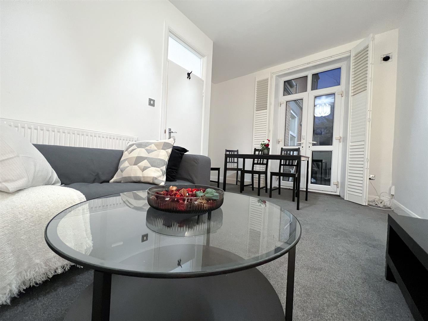 Flat Gleneldon Road in Greater London