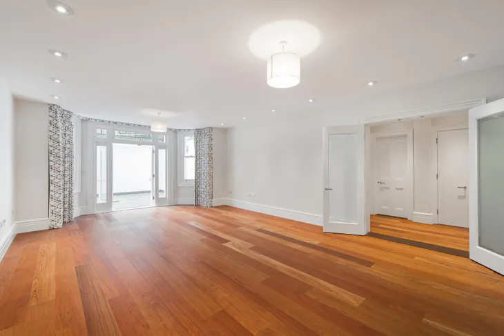 Flat Pont Street in Greater London
