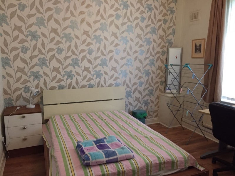 Room Polygon Avenue in Manchester
