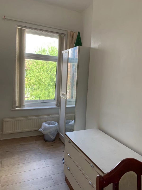 Room Polygon Avenue in Manchester