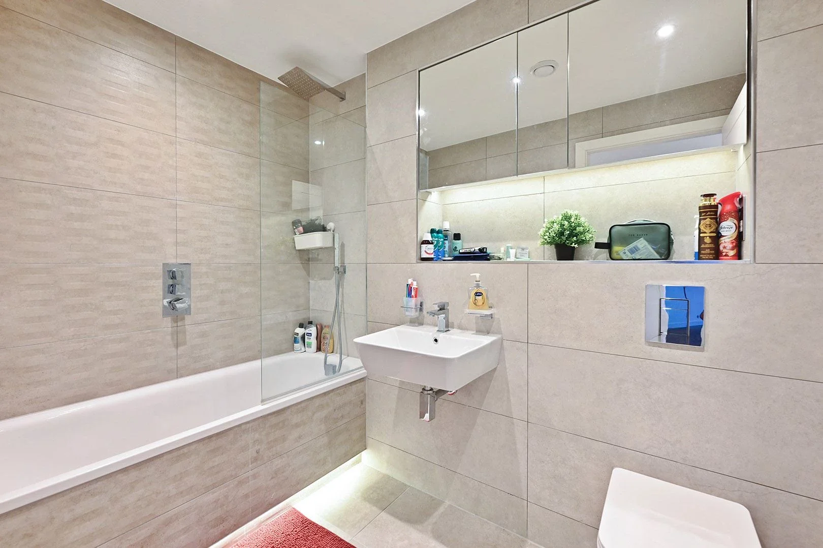 Flat Farnborough Road in Rushmoor