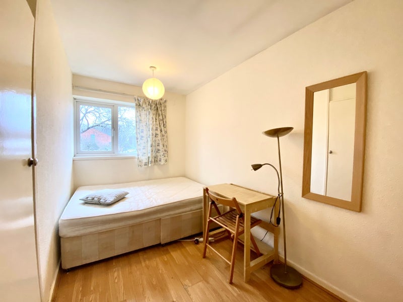 Room Dirleton Road in Greater London