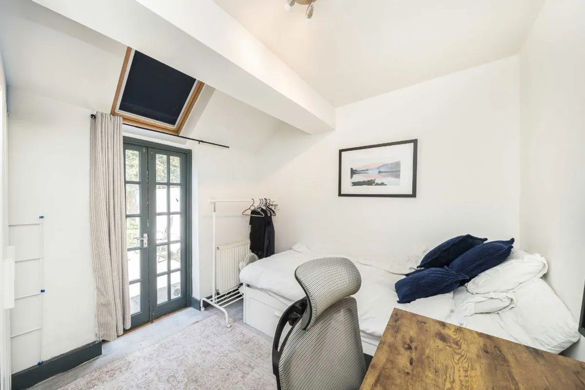 Flat Duntshill Road in Greater London