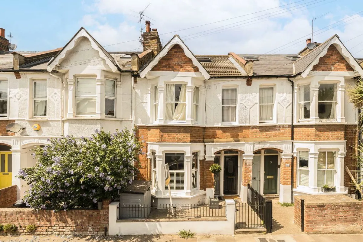 Flat Duntshill Road in Greater London