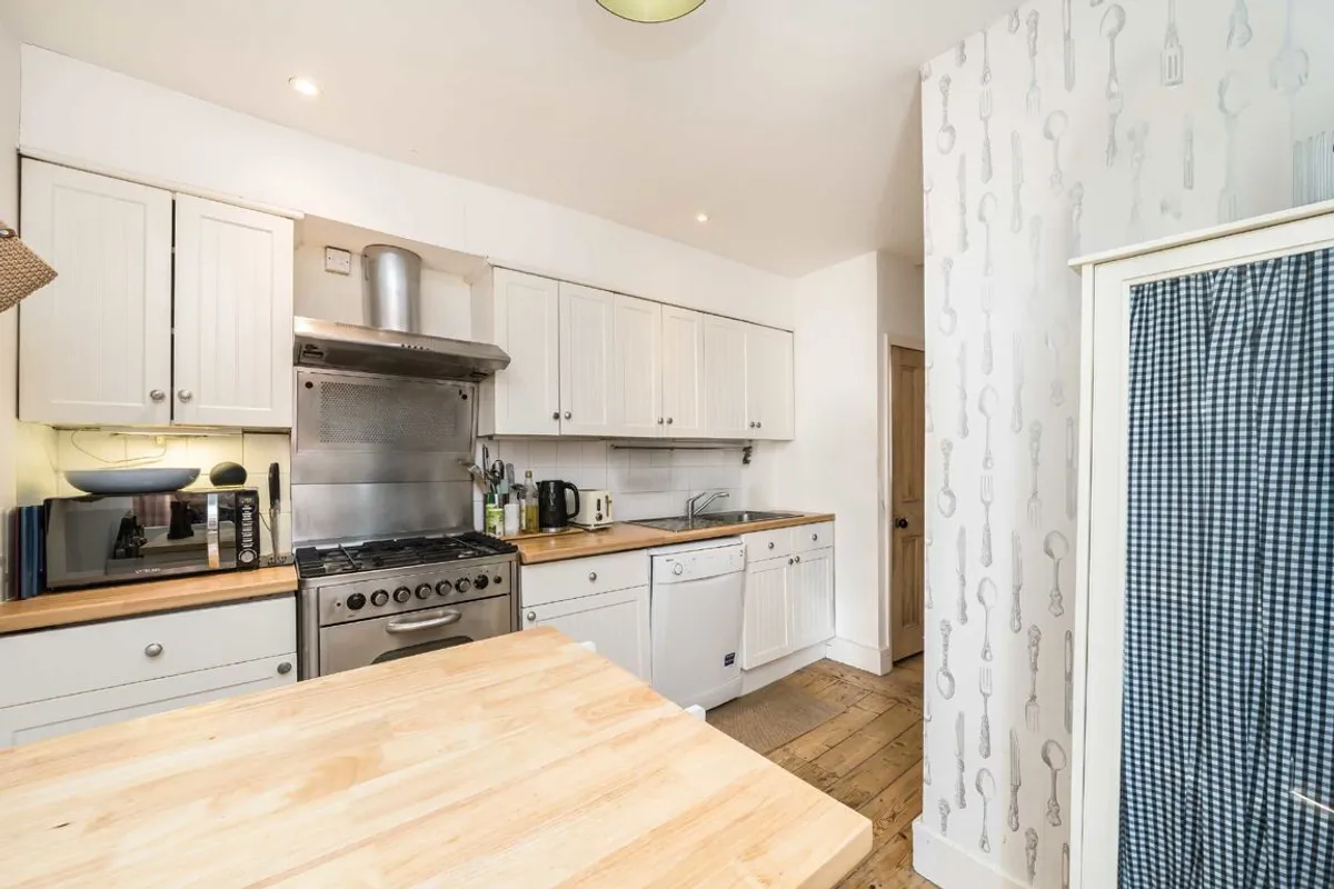 Flat Duntshill Road in Greater London