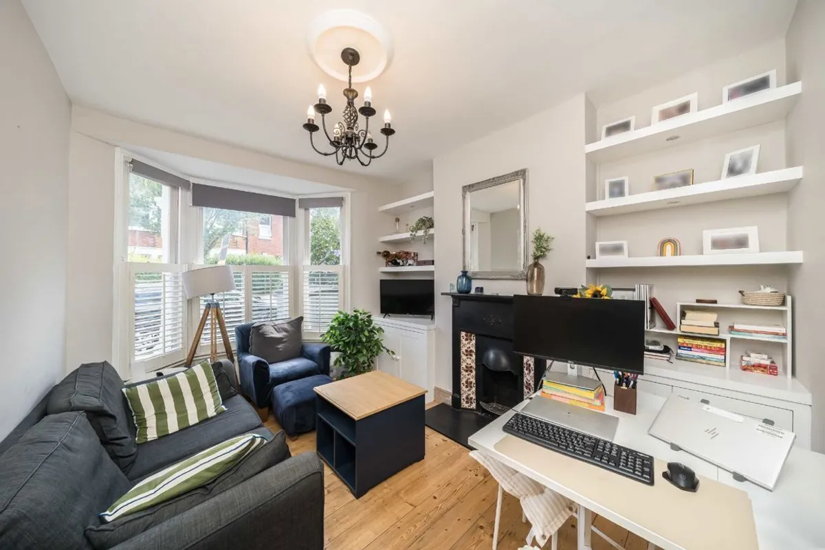 Flat Duntshill Road in Greater London