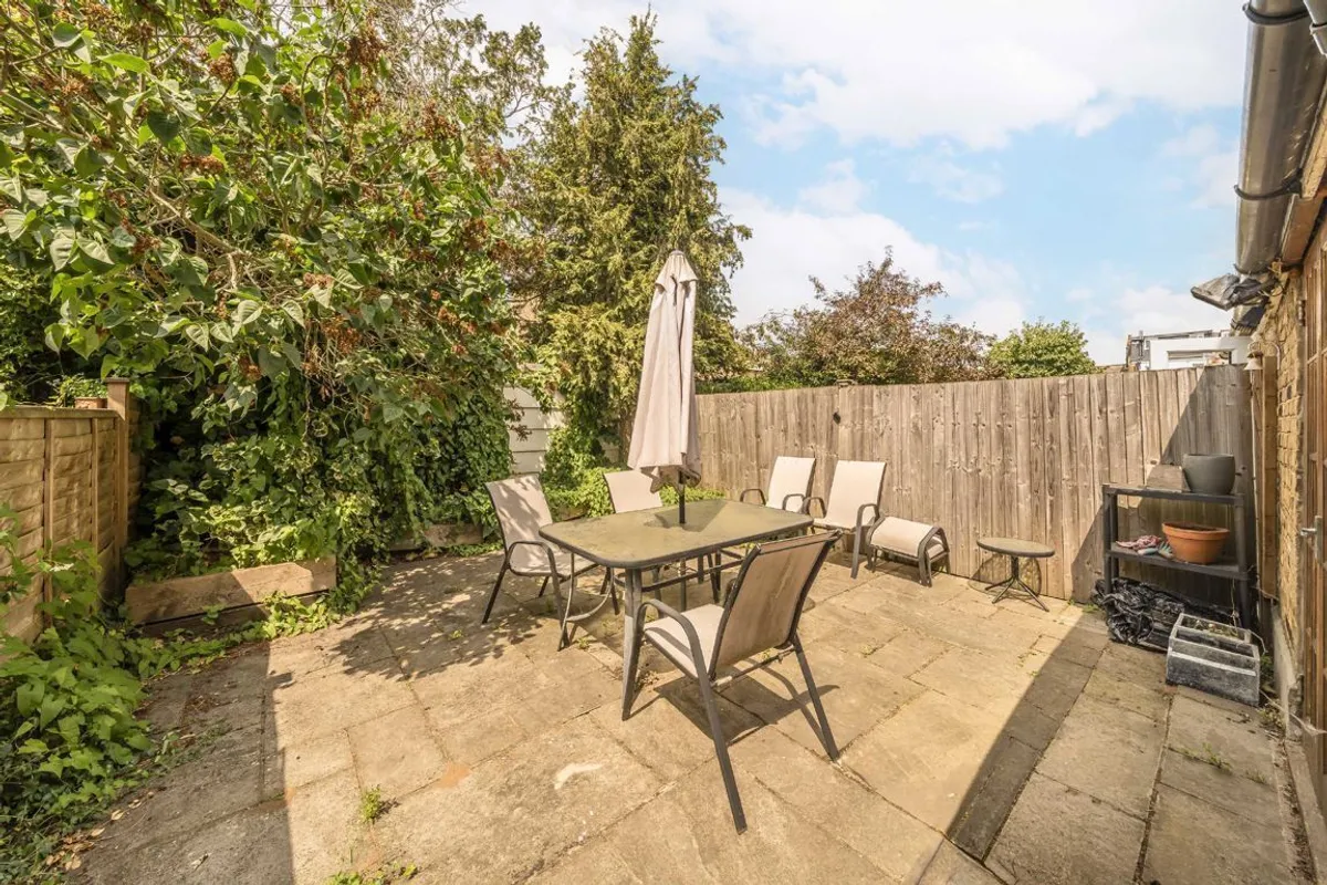 Flat Duntshill Road in Greater London