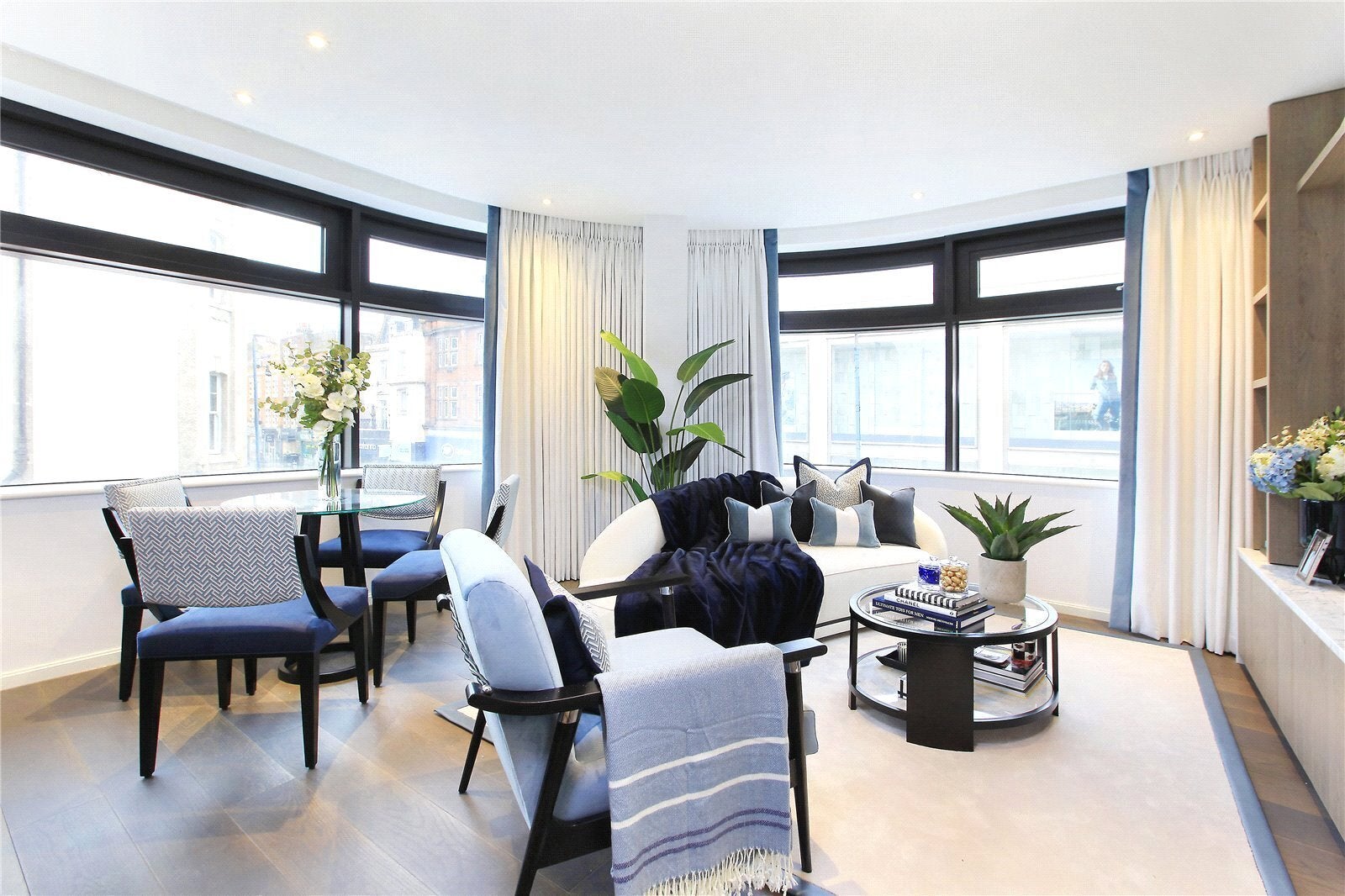Flat Burstock Road in Greater London