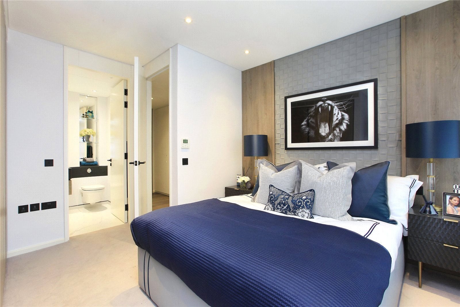 Flat Burstock Road in Greater London