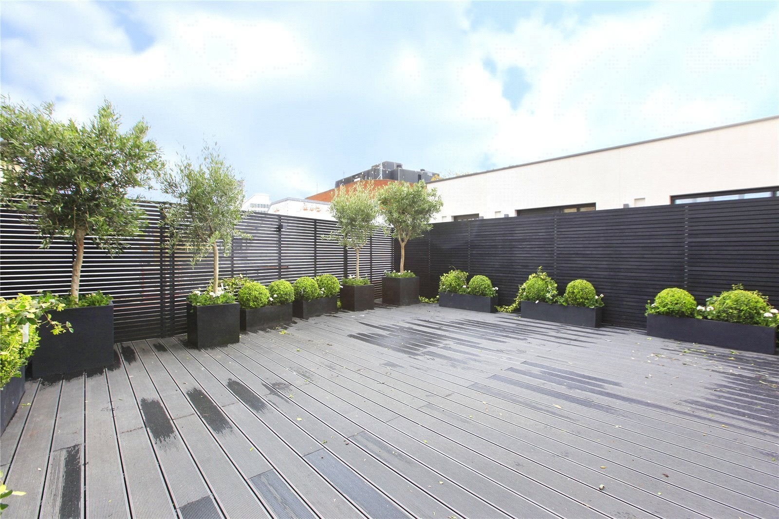 Flat Burstock Road in Greater London