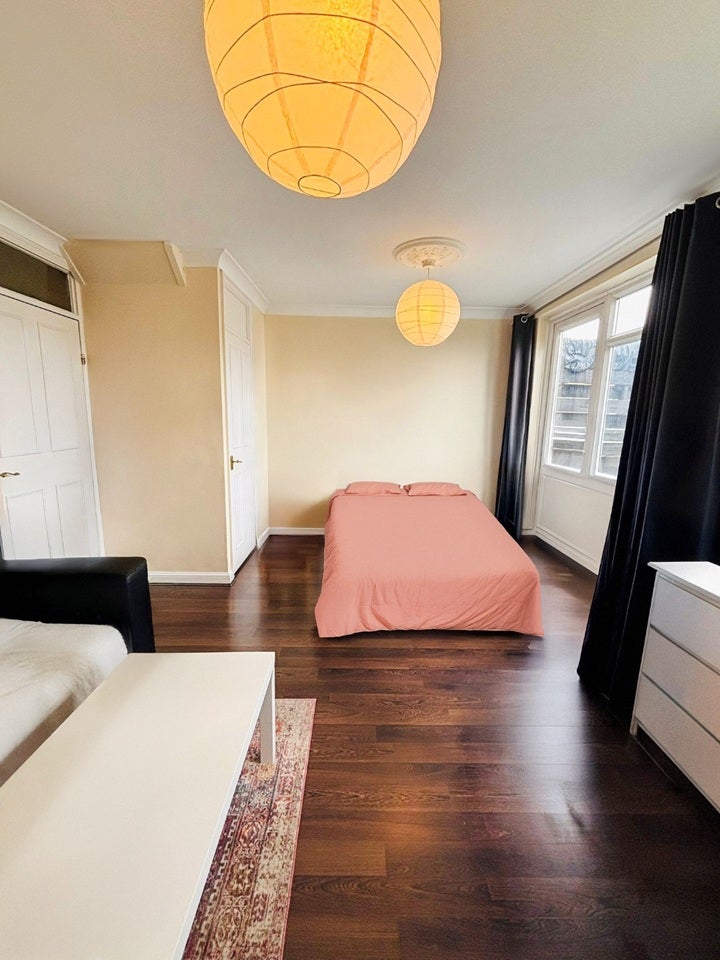 Room East Road in Greater London