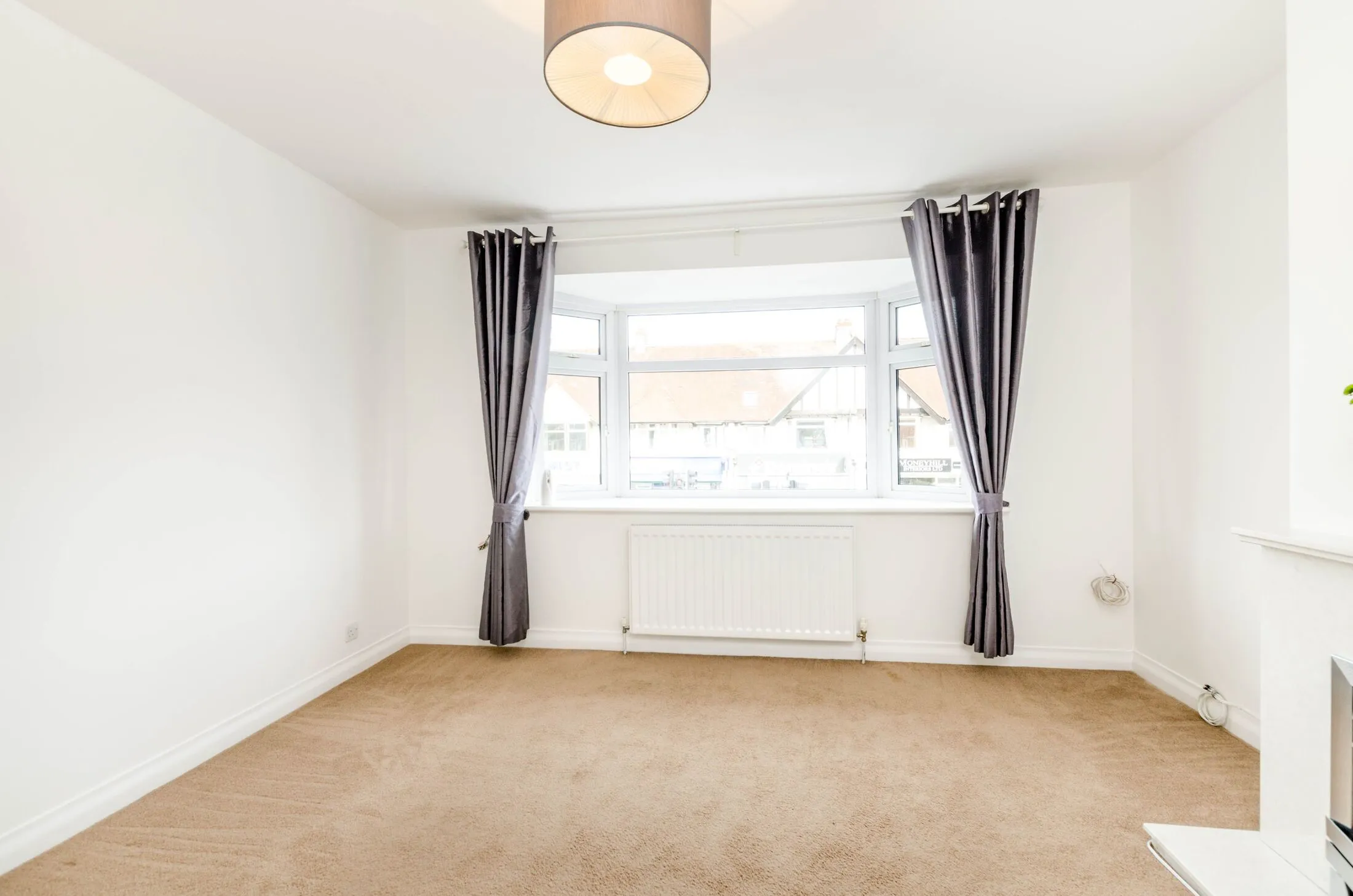 Flat Uxbridge Road in Three Rivers