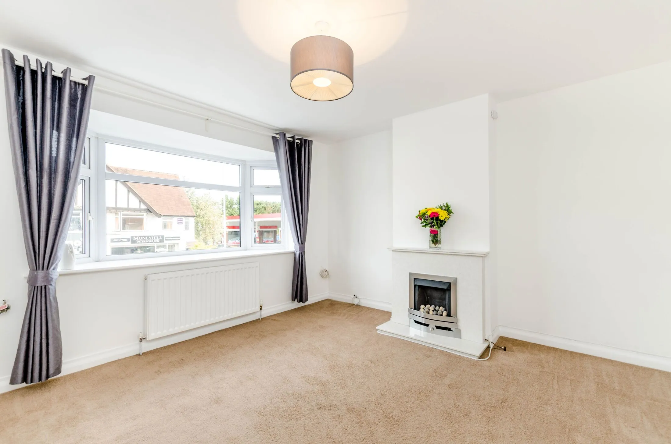 Flat Uxbridge Road in Three Rivers