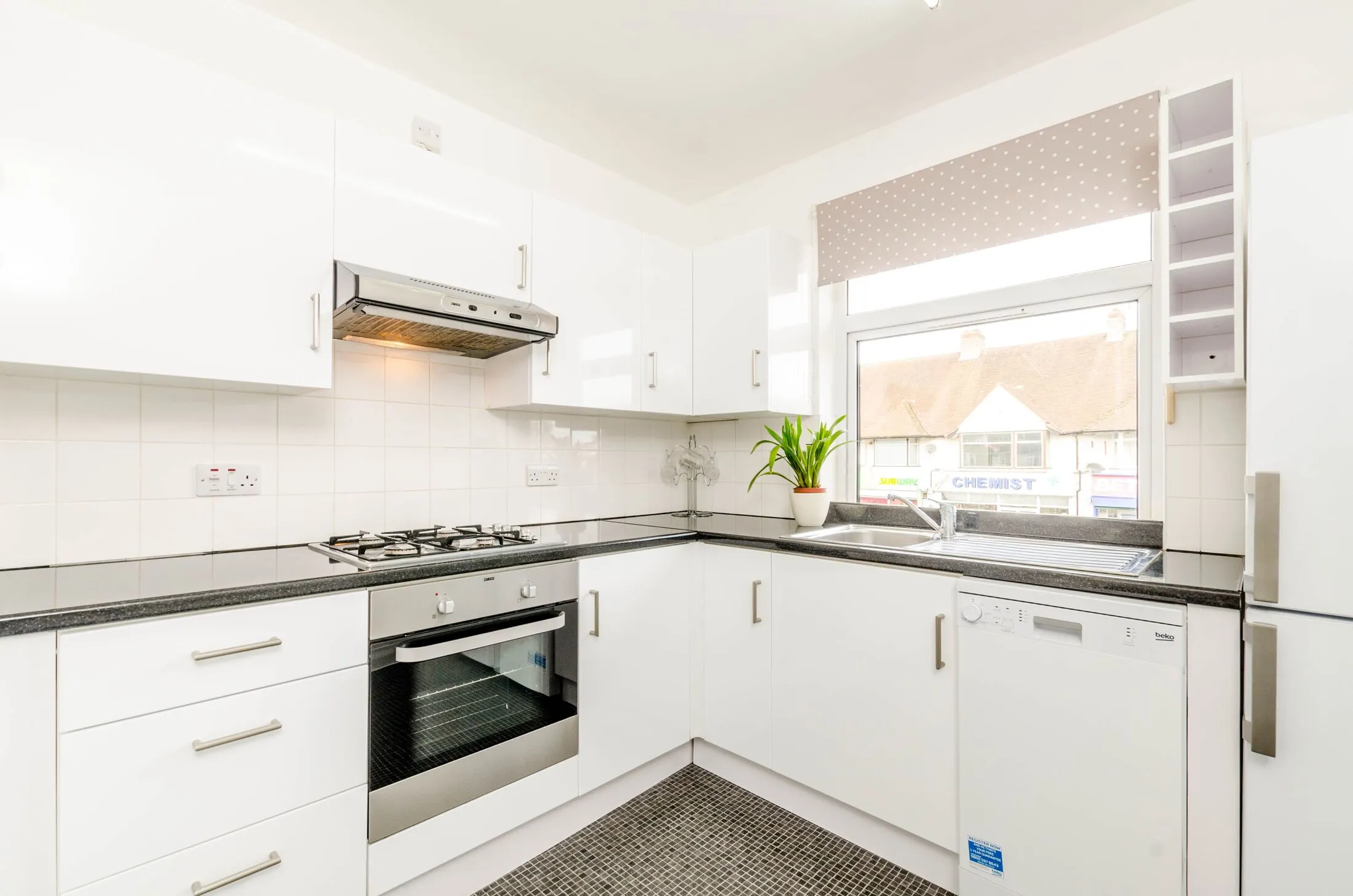 Flat Uxbridge Road in Three Rivers