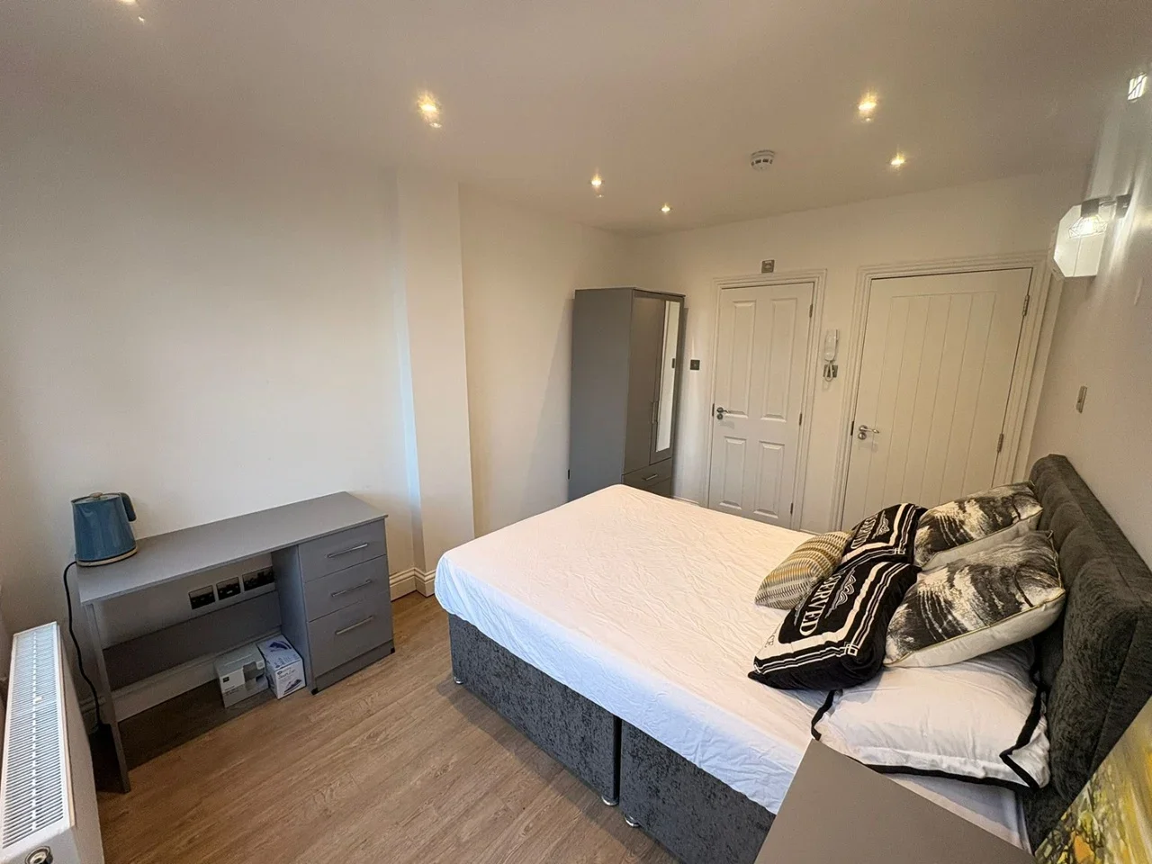 Room Forty Avenue in Greater London