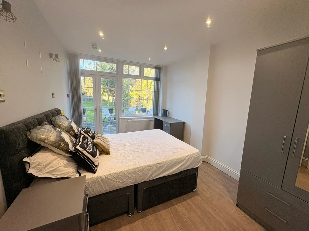 Room Forty Avenue in Greater London