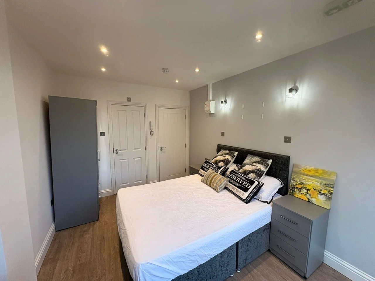 Room Forty Avenue in Greater London