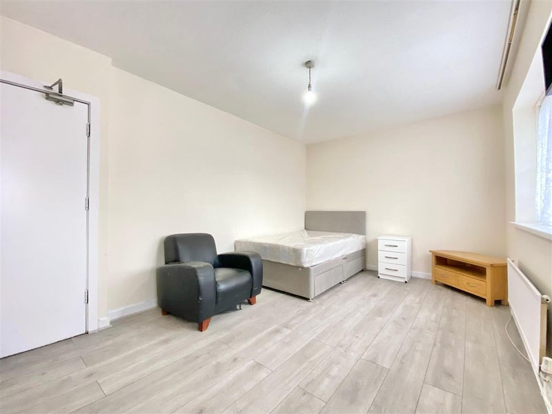 Room Bransgrove Road in Greater London