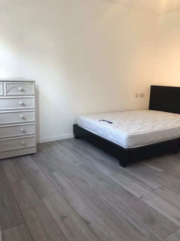 Room Saltwell Street in Greater London