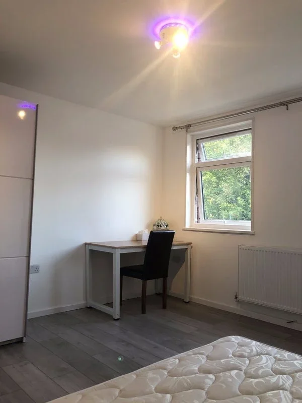 Room Saltwell Street in Greater London