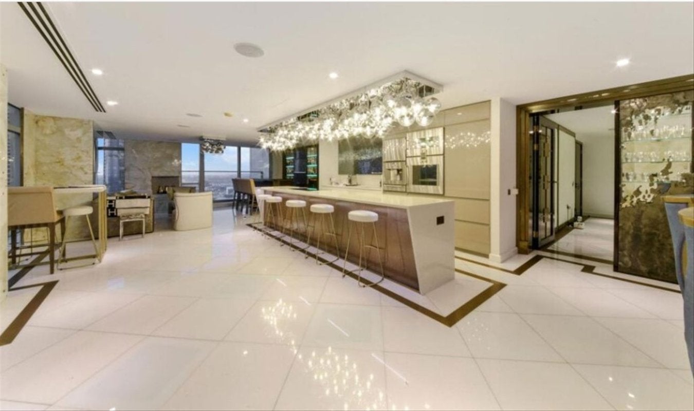 Flat Pan Peninsula Square in Greater London