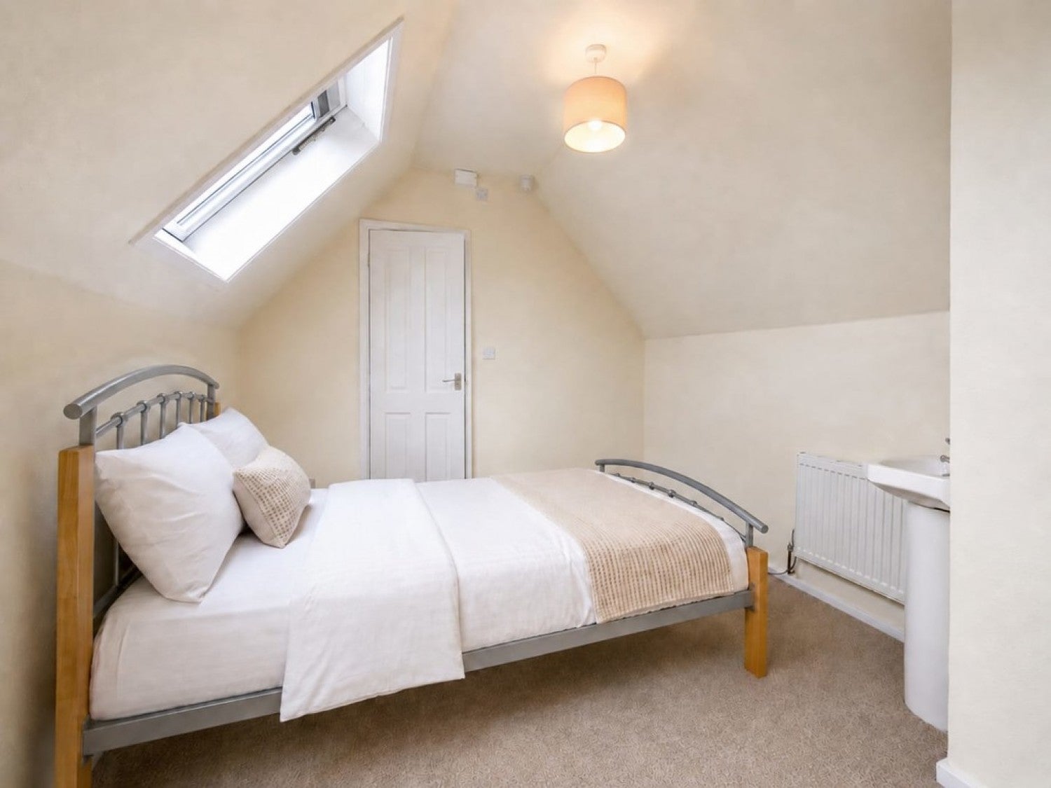 Room Wavell Way in Winchester