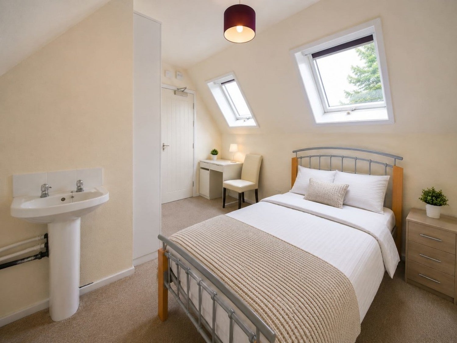 Room Wavell Way in Winchester