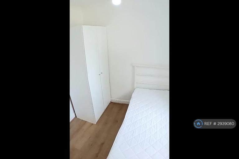 Room St Andrew's Road in Greater London