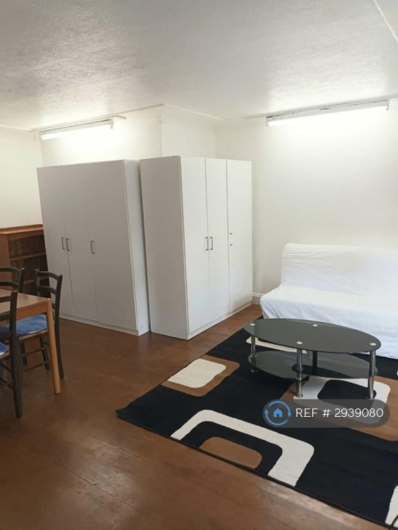 Room St Andrew's Road in Greater London