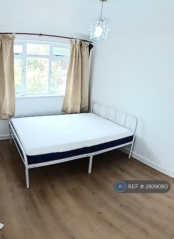 Room St Andrew's Road in Greater London