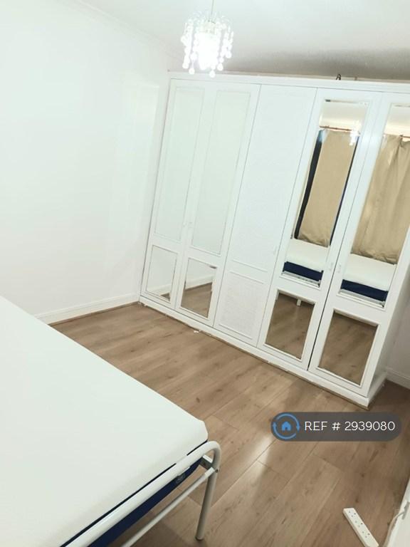 Room St Andrew's Road in Greater London