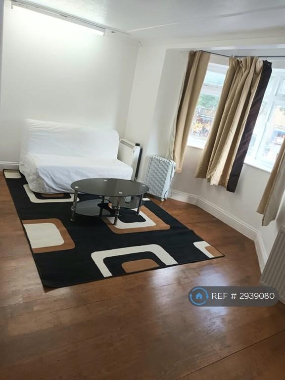 Room St Andrew's Road in Greater London