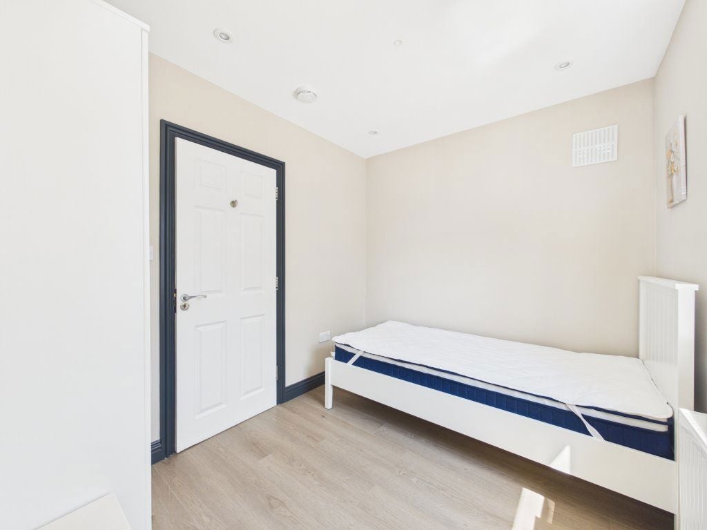 Room Rowley Road in Boston