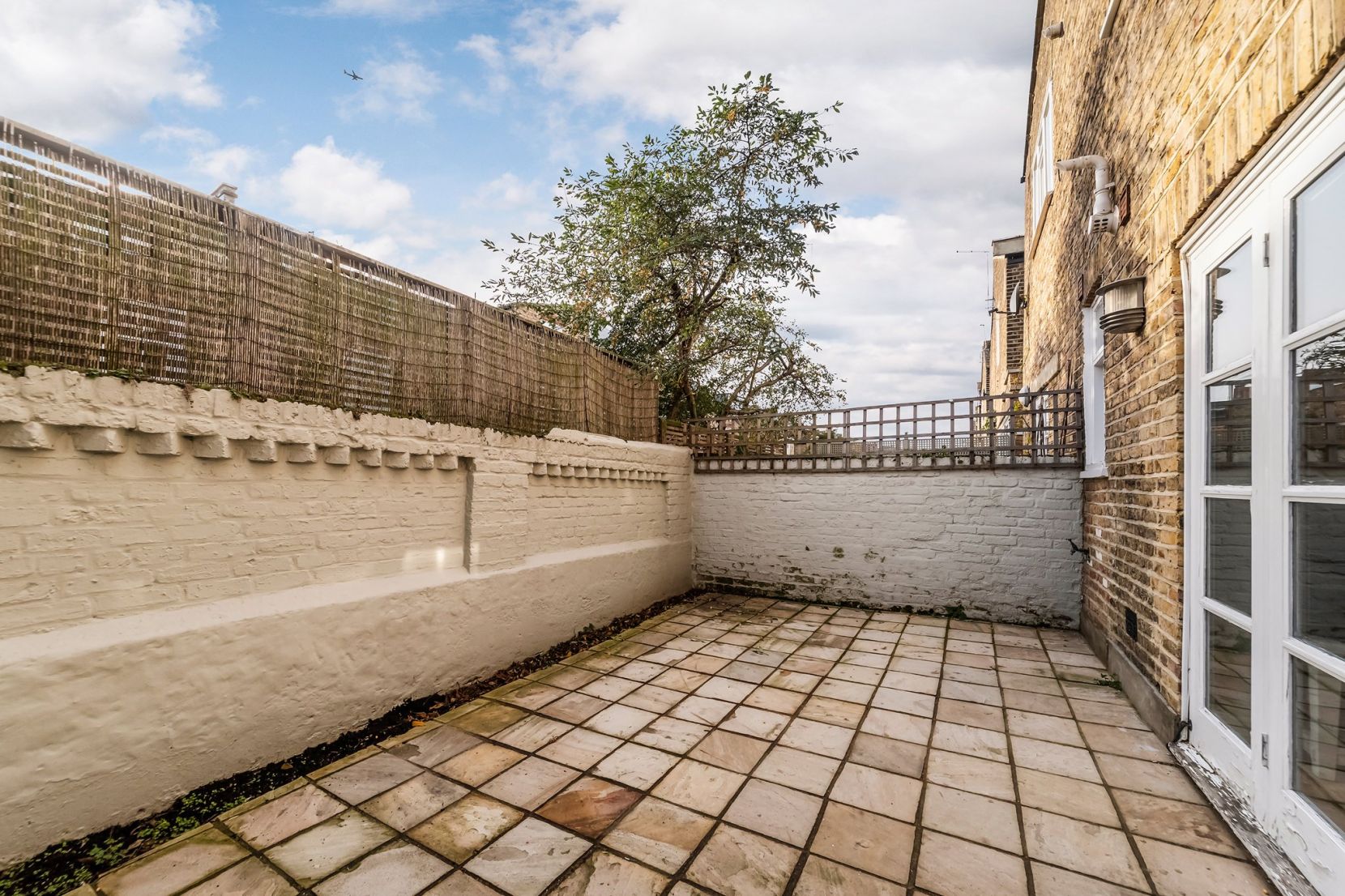 Flat Wardo Avenue in Greater London