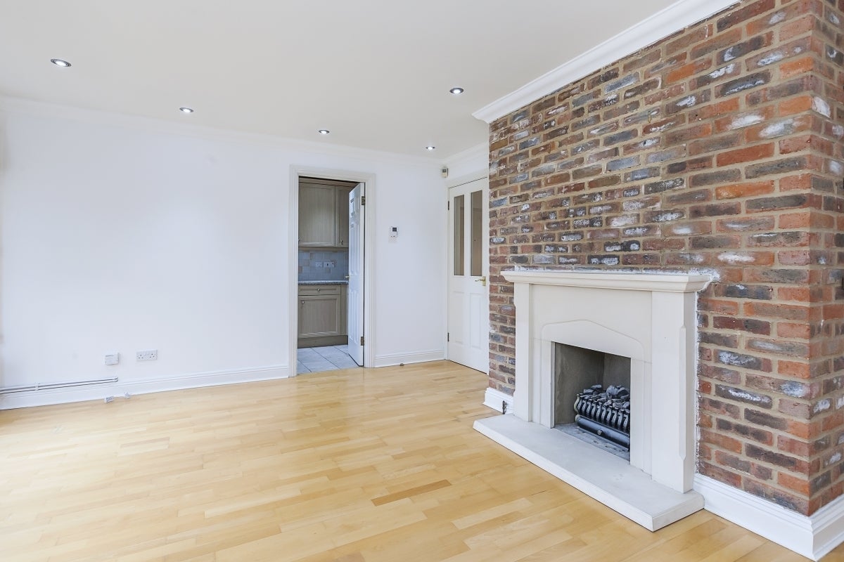 Flat Cedars Close in Greater London