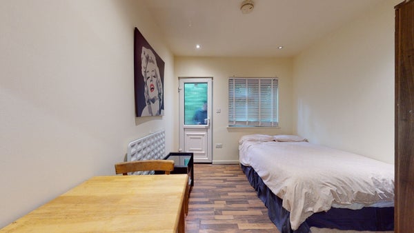 Flat Chatsworth Road in London