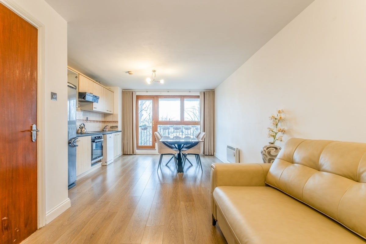 Flat Gipsy Lane in Greater London