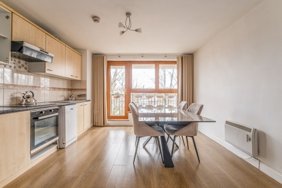 Flat Gipsy Lane in Greater London